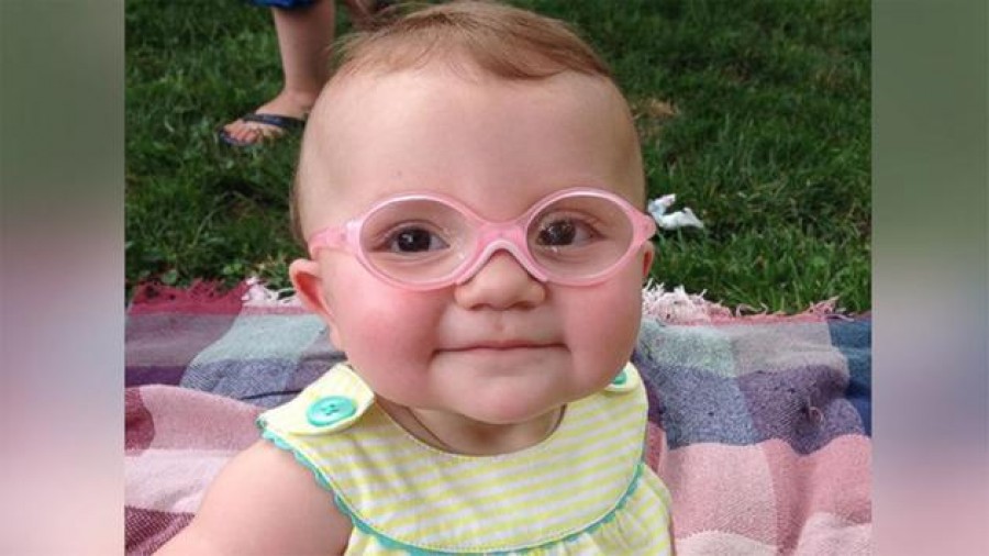 A gyengénlátó kisbaba szemüveget kap és először látja a szüleit - megható videó!