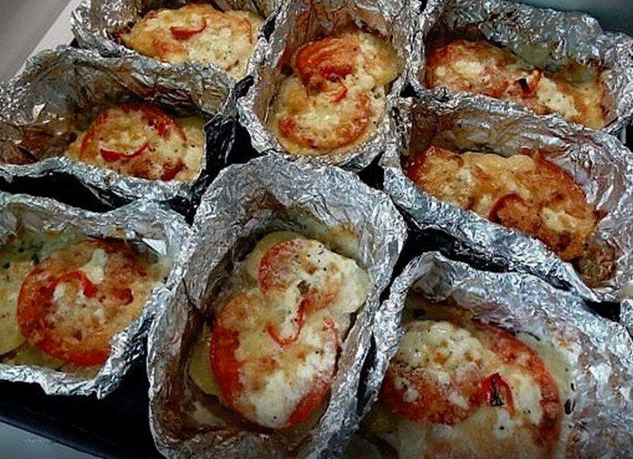 Nagyon jó ötlet! Az alufólia tálacskában gyorsan megsül az étel, és mindenkinek olyan ízekkel töltheted meg, amit a legjobban szeret! 