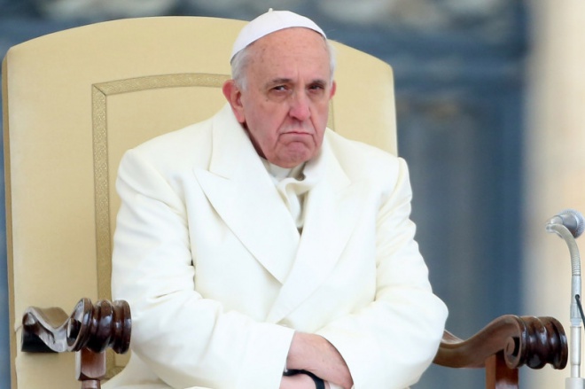 Lemondásra szólították fel Ferenc pápát