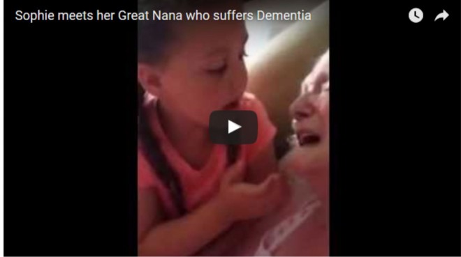 A kislány öntudatlan dédnagymamájának énekel